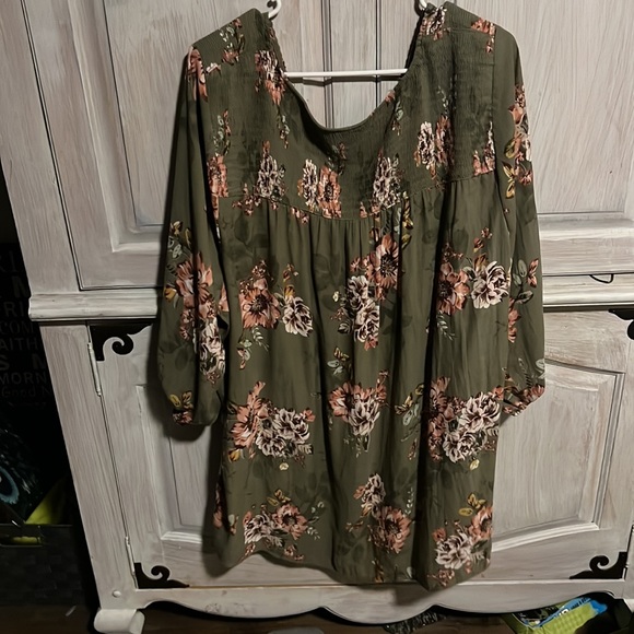 Do not fit. Brown with pink flowers. Cute top - Picture 3 of 3